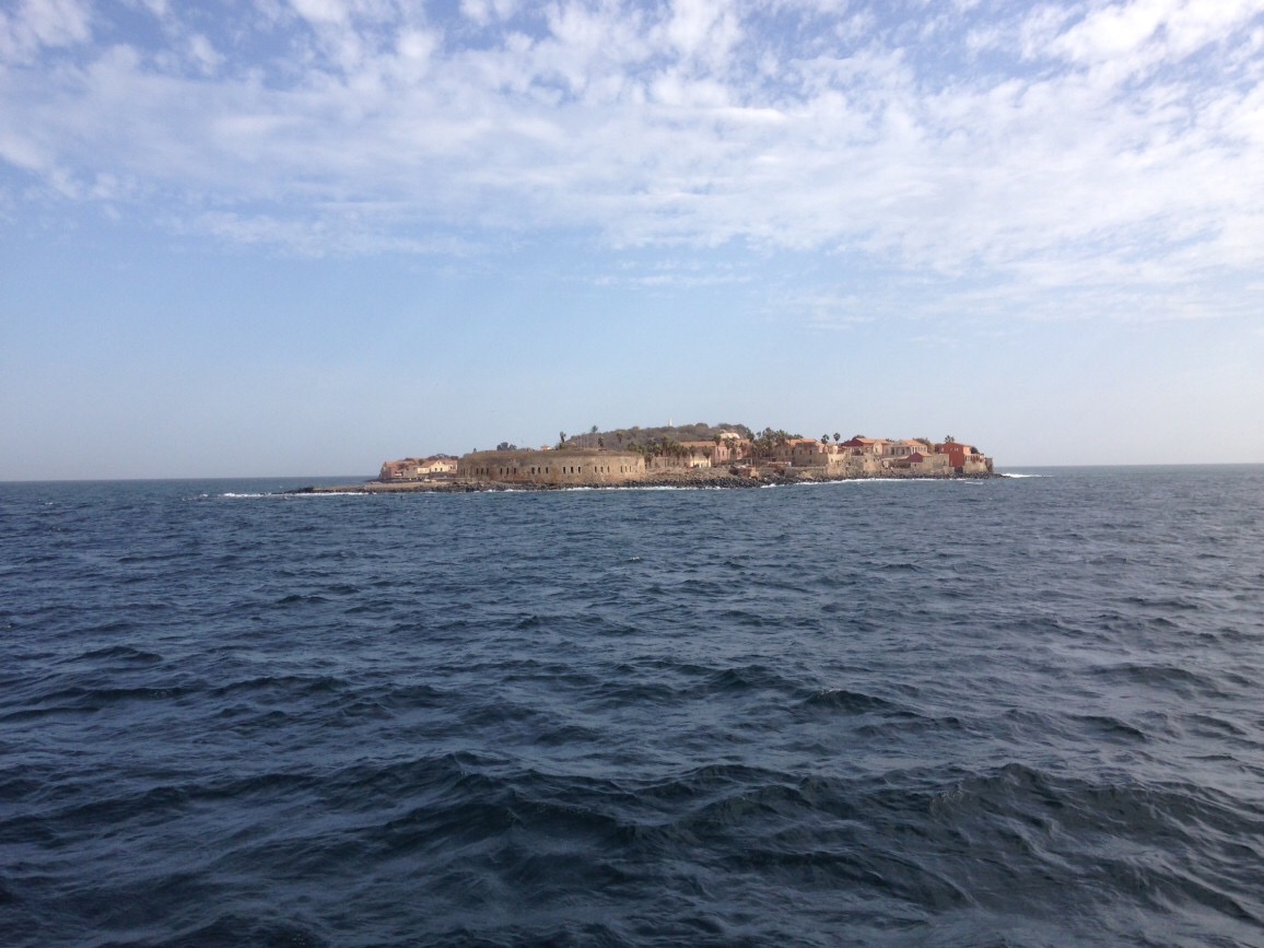 セネガルの旅 ダカール沖に浮かぶ謎の島ゴレ島へ行こう 悲しい歴史を持つ芸術の島 世界車旅行